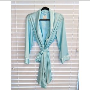 Medium "Mrs" Kate Spade robe